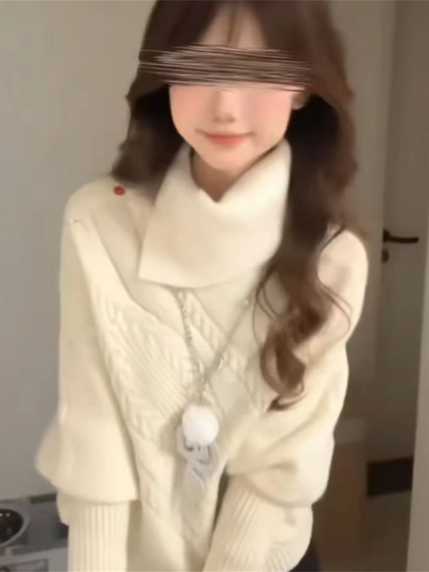 

Вязаный свитер серии Miu для женщин, осенне-зимняя новинка, асимметричный драпированный топ с воротником-хомутом, повседневный стиль, большие размеры