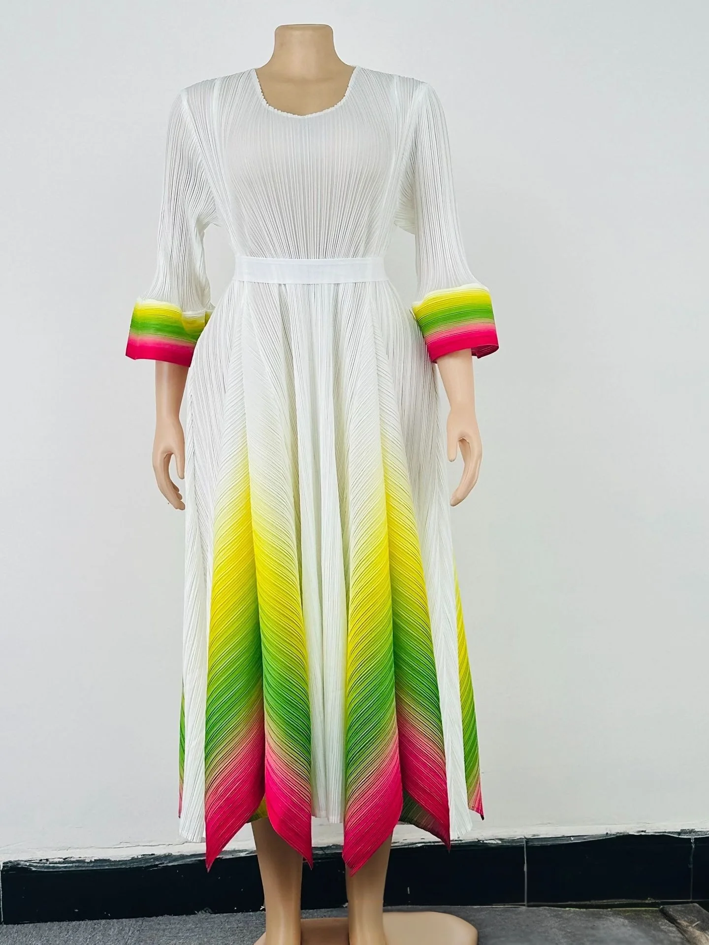 2025 الخريف والشتاء جديد مطوي فستان موضة التغيير التدريجي قوس قزح مزاجه فضفاض أنيق المرأة فستان محكم من عند الصدر ويتدلى بشكل واسع