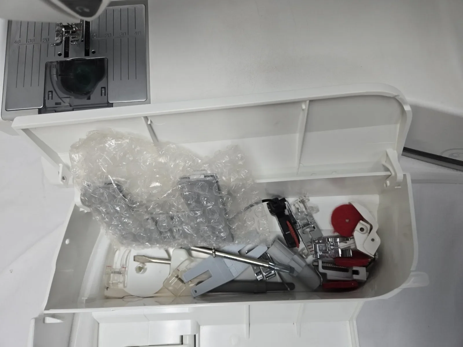 Husqvarna Viking Designer Diamond DeLuxe Sewing/Embroidery Machine