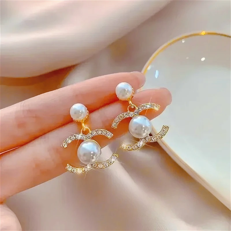 

Двойные серьги C с небольшим ароматом в европейском стиле, легкие роскошные серьги для девочек, модные серьги-гвоздики для вечеринок, элитные подарки