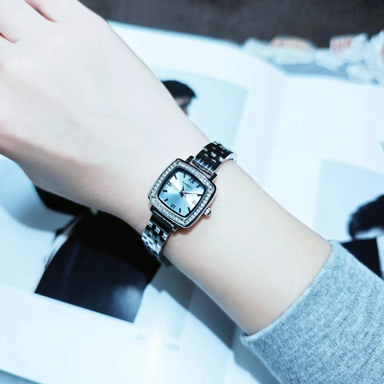 

SUNMATE Ladies Square Watch,with A Rhinestone-decorated Bezel,Roman Numeral Hour Markers,and Comes with A Bracelet and Watch Box