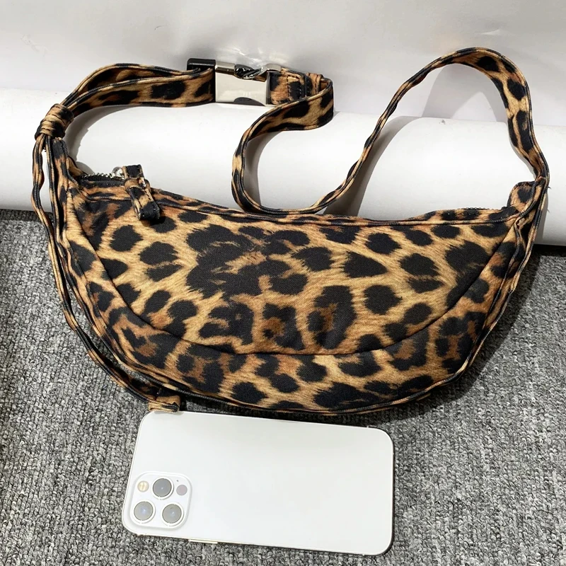 カジュアルヒョウ柄ハーフムーンバッグ女性のための高級デザイナーハンドバッグと財布新しいポリエステル小さな脇の下ショルダーバッグ