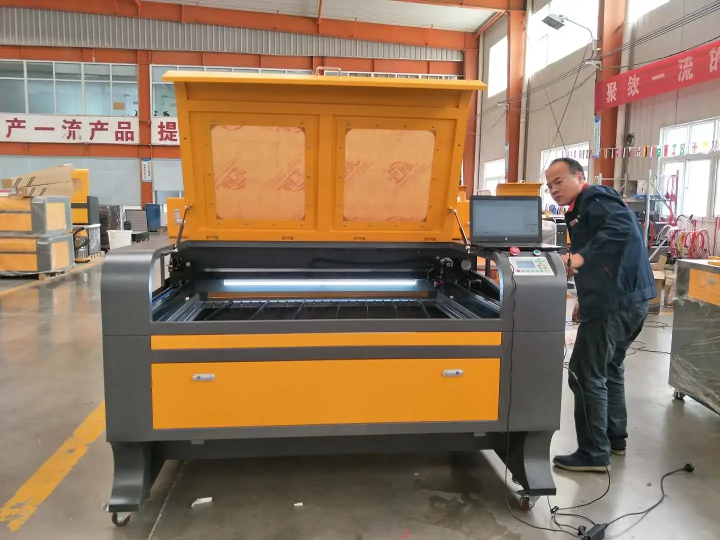 CO2 Laser Cutting Machine 1390 100w CCD Camera Supplier