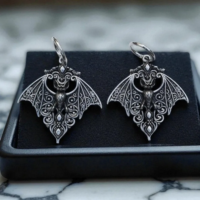 Kreative, silberfarbene, ausgehöhlte Vampirfledermaus-Anhänger-Creolen für Damen – Retro-Gothic-Halloween-Vampir-Schmuck