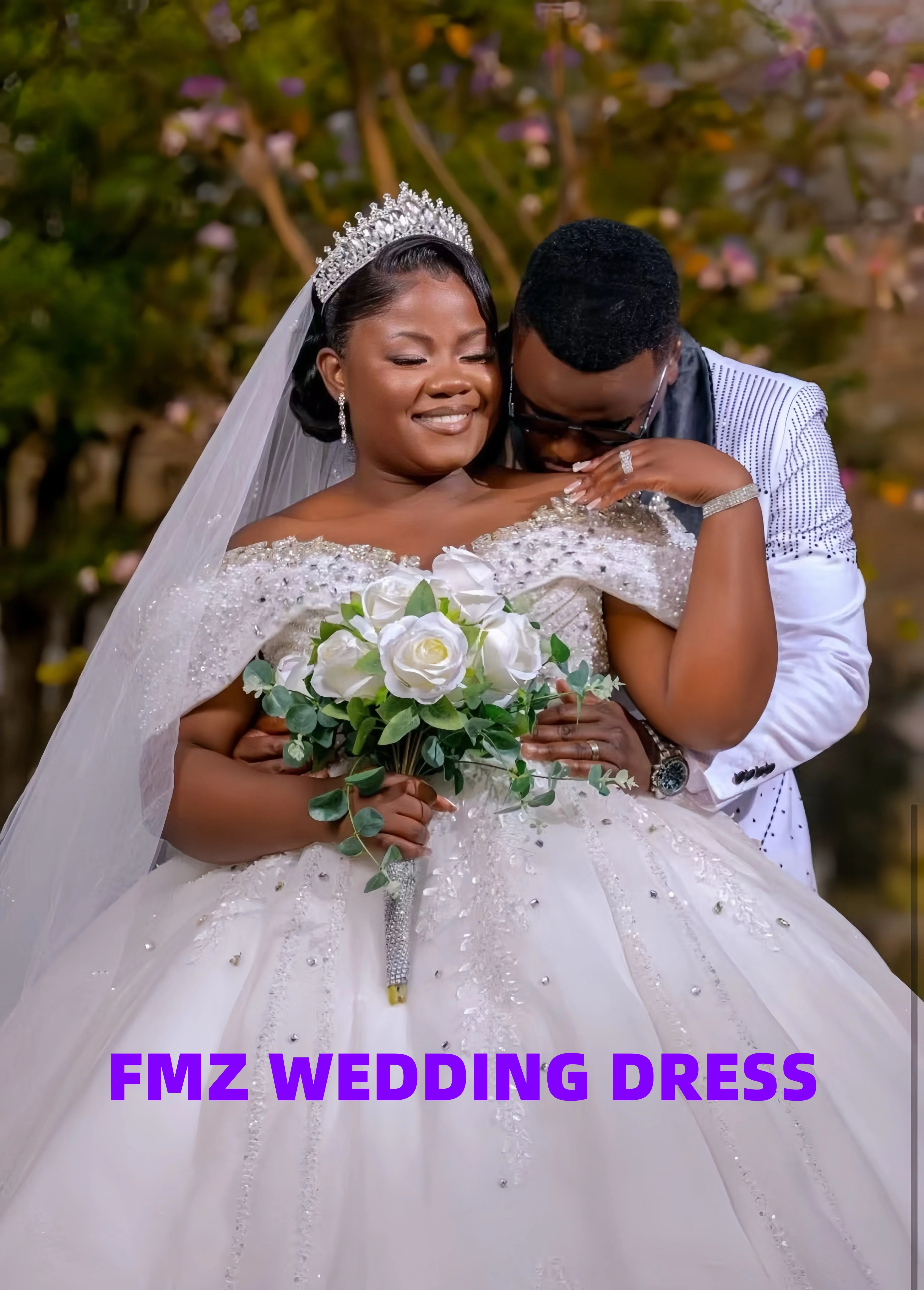 فستان زفاف فاخر مخصص بياقة حلوة بدون أكمام مطرز بالخرز أماندا نوفيس فيستدوس دي نوفيا أماندا نوفيا