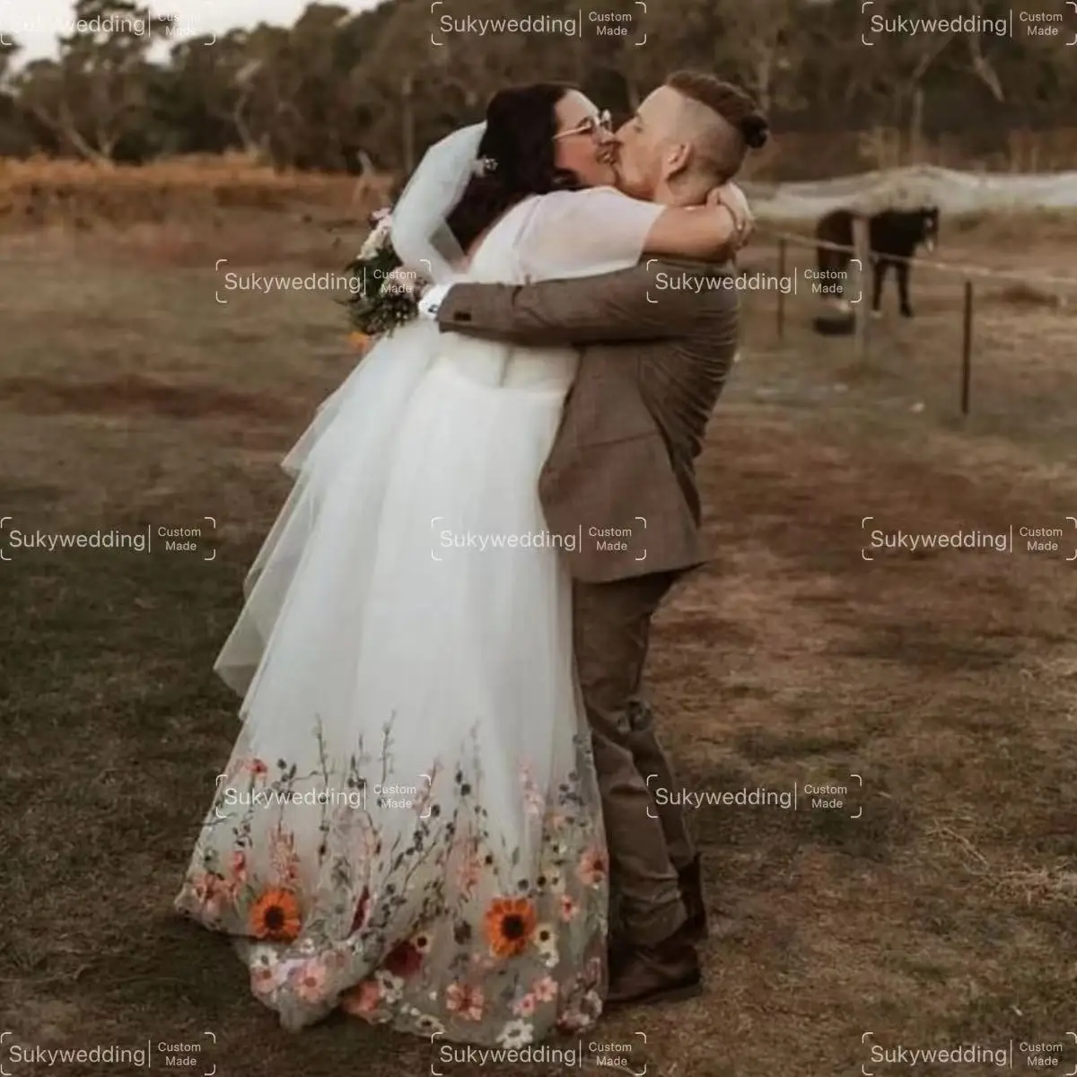 Vestidos de novia de talla grande bordados de girasol Una línea Vestidos de boda florales del país occidental Vestidos de novia de jardín personalizados