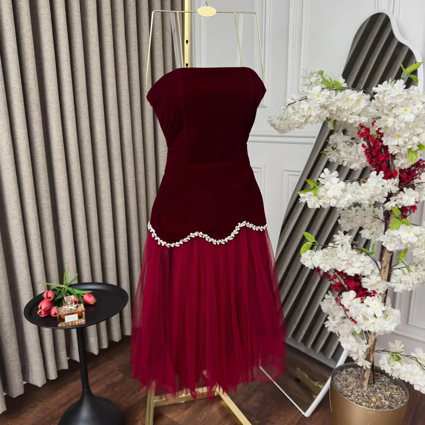 

Customized Temperament Strapless Organza Crystal Evening Dresses Graceful Pleats Burgundy Vestido De Festa Vestido De Noche