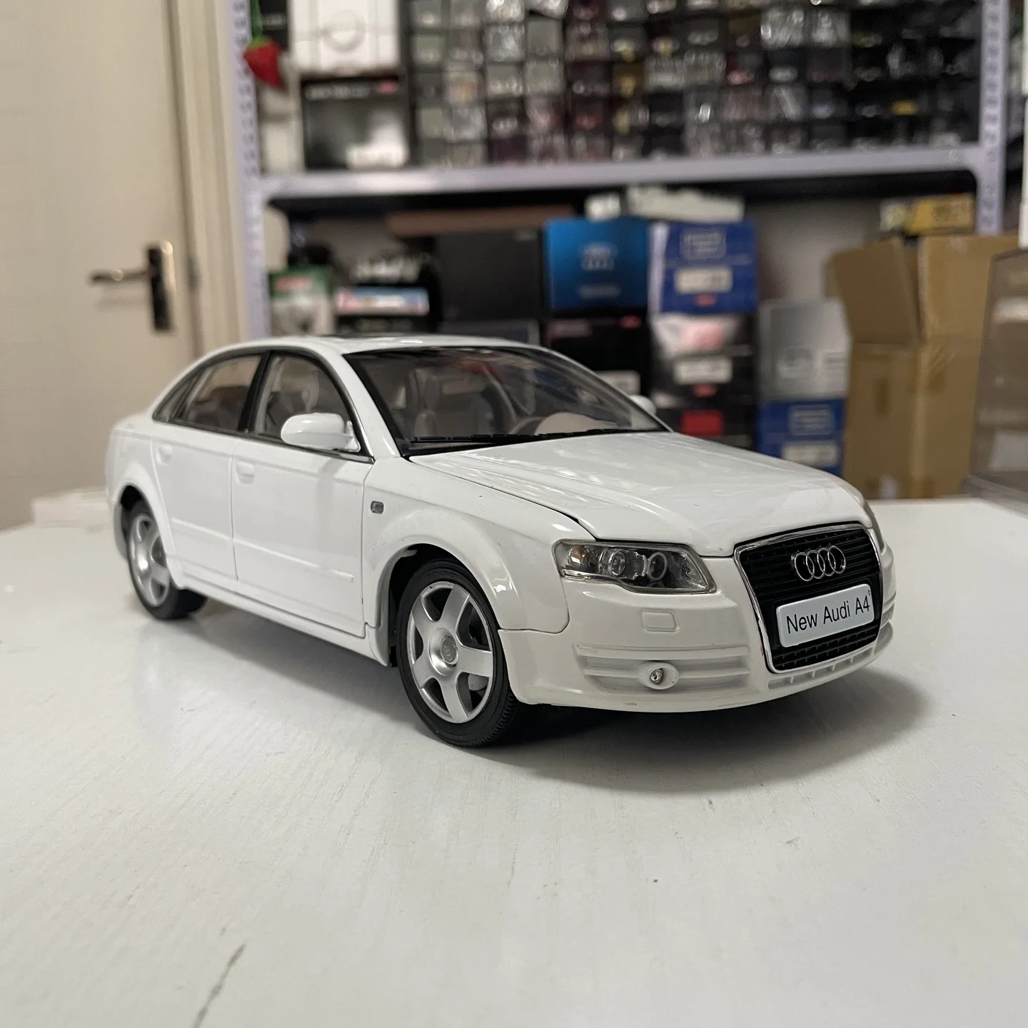 

1:18 Scale Diecast Alloy White Audi A4 B7 2006-2008 Toys Cars Model Classics Nostalgia Adult Souvenir Gifts Static Display