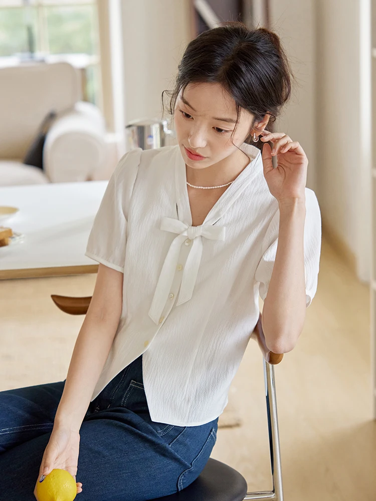 

Женский топ Moriirose с текстурной поверхностью, короткий рукав, V-образный вырез, белый, летний, новый, в стиле ретро, универсальный, приталенный, из полиэстера