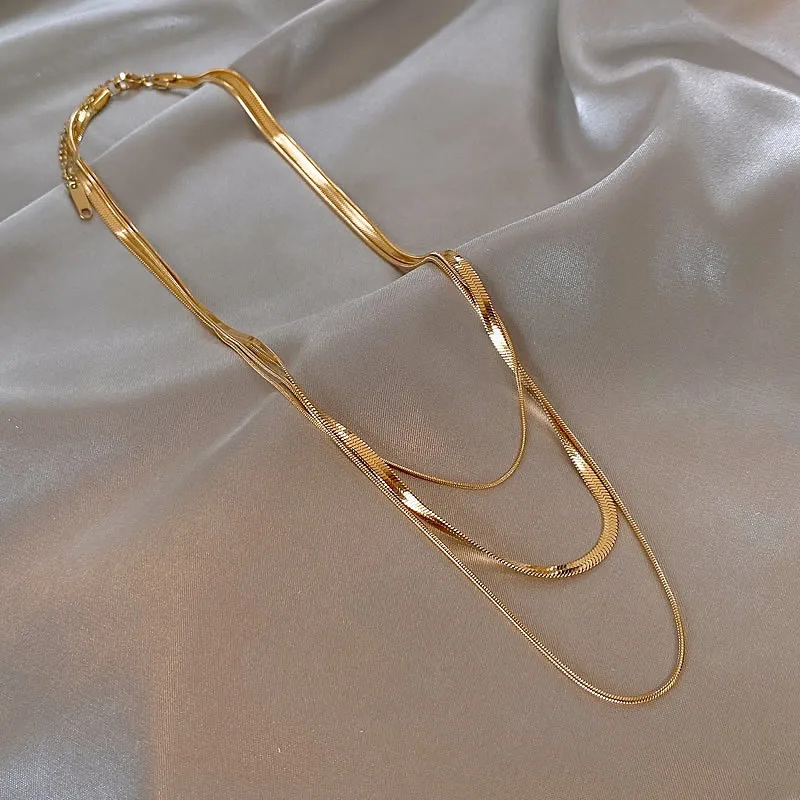 Edelstahl-Halskette in Goldfarbe mit mehrschichtiger Schlangenkette, nicht ausbleichender Schmuck für Frauen, sexy Schlüsselbeinkette-Accessoire – Detail 3