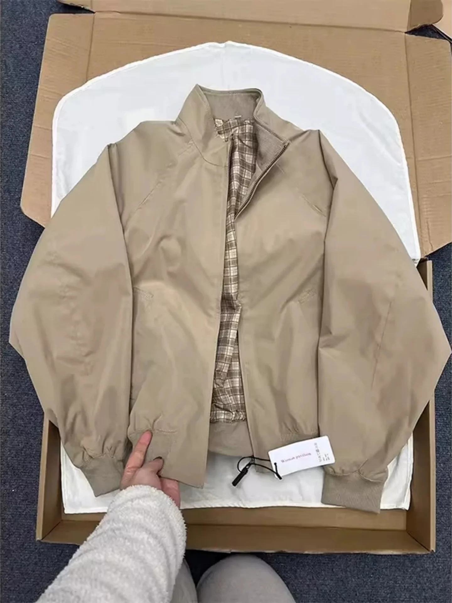 

Мужская куртка-бомбер в стиле ретро American Harrington: модная весенняя модель с воротником-стойкой, в клетку, с элементами рабочей одежды