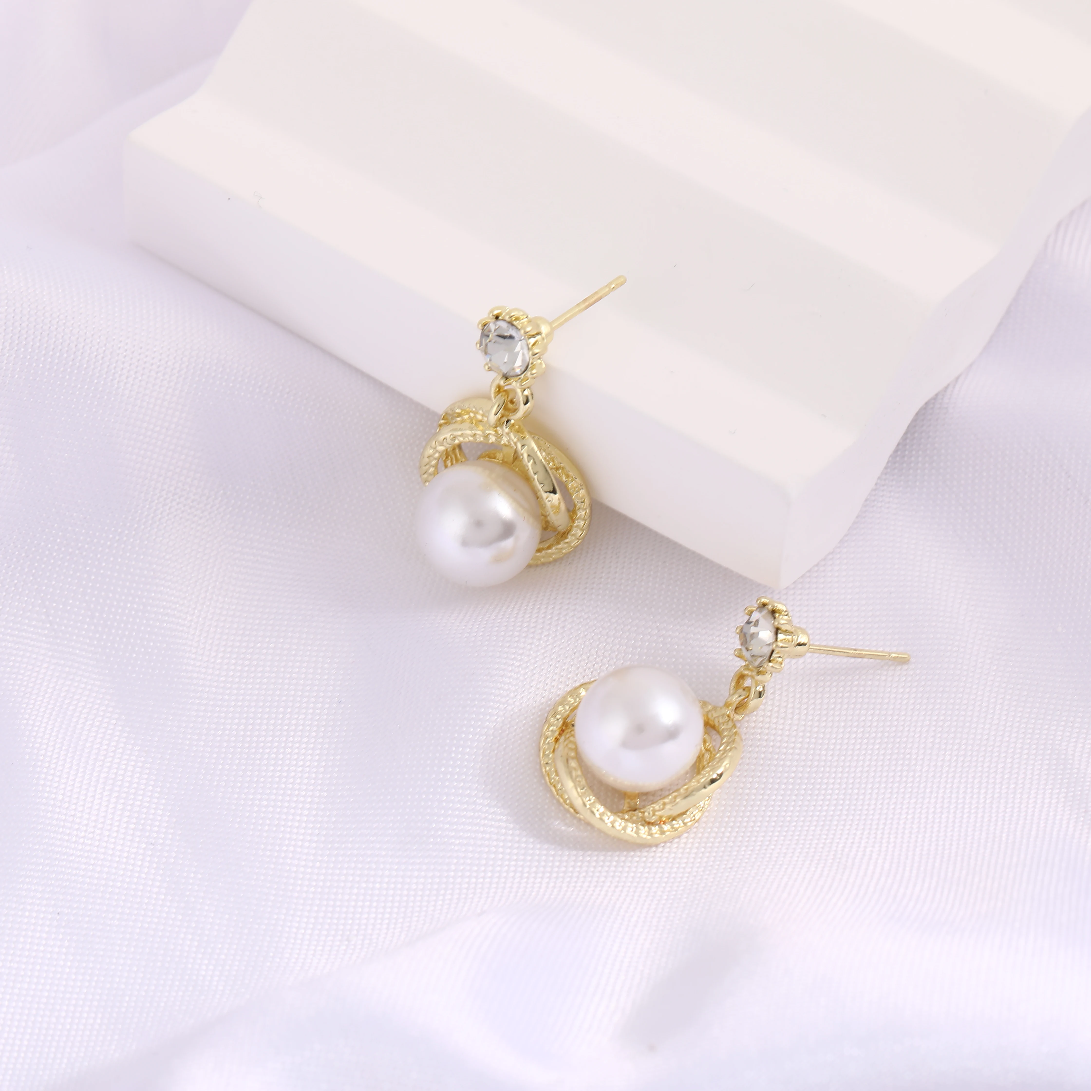 New Exquisite Surround Hollow Imitation Pearl Earrings Vintage Elegant Square Crystal Earrings Women's Fashion Jewelry Gifts