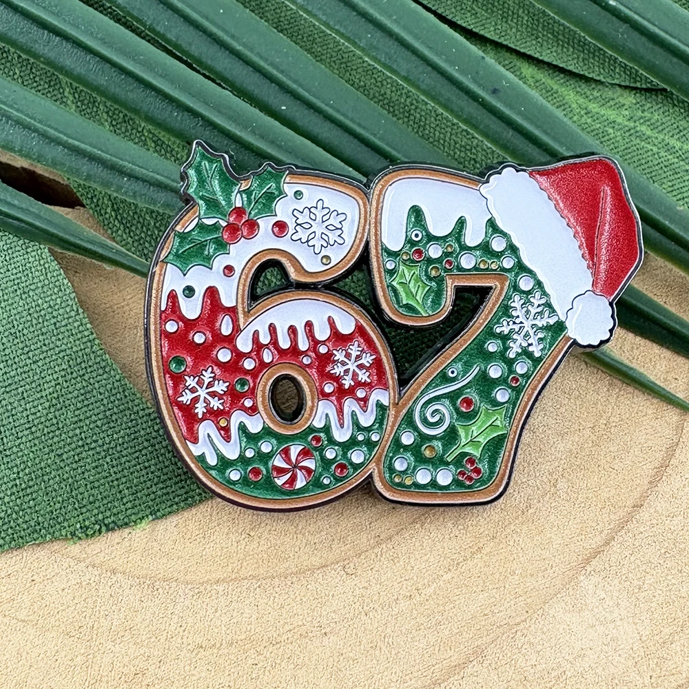 Lustige Six Seven 67 Emaille-Pin Weihnachts-Lebkuchen-Brosche Brainrot-Humor-Abzeichen Gen Alpha Slang Schmuck Geschenk für Teenager Fa – Detail 2