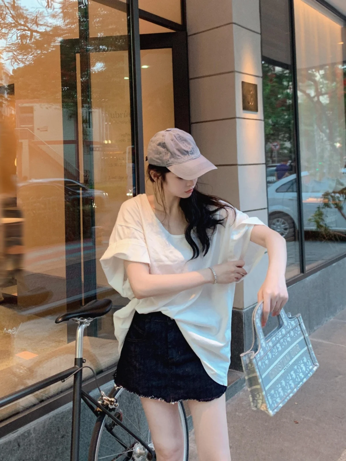 

Джинсовая юбка с высокой талией и бахромой, белая футболка, широкие брюки, летняя повседневная одежда средней длины