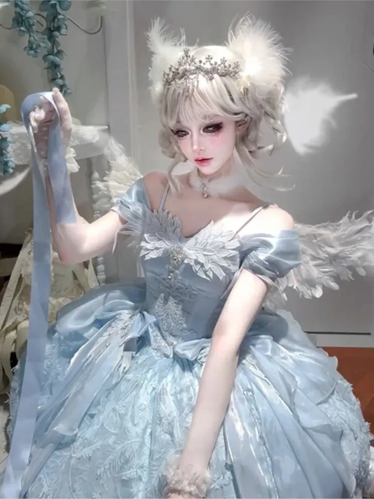 

An elegant and fashionable coming-of-age dress for a figure on student day