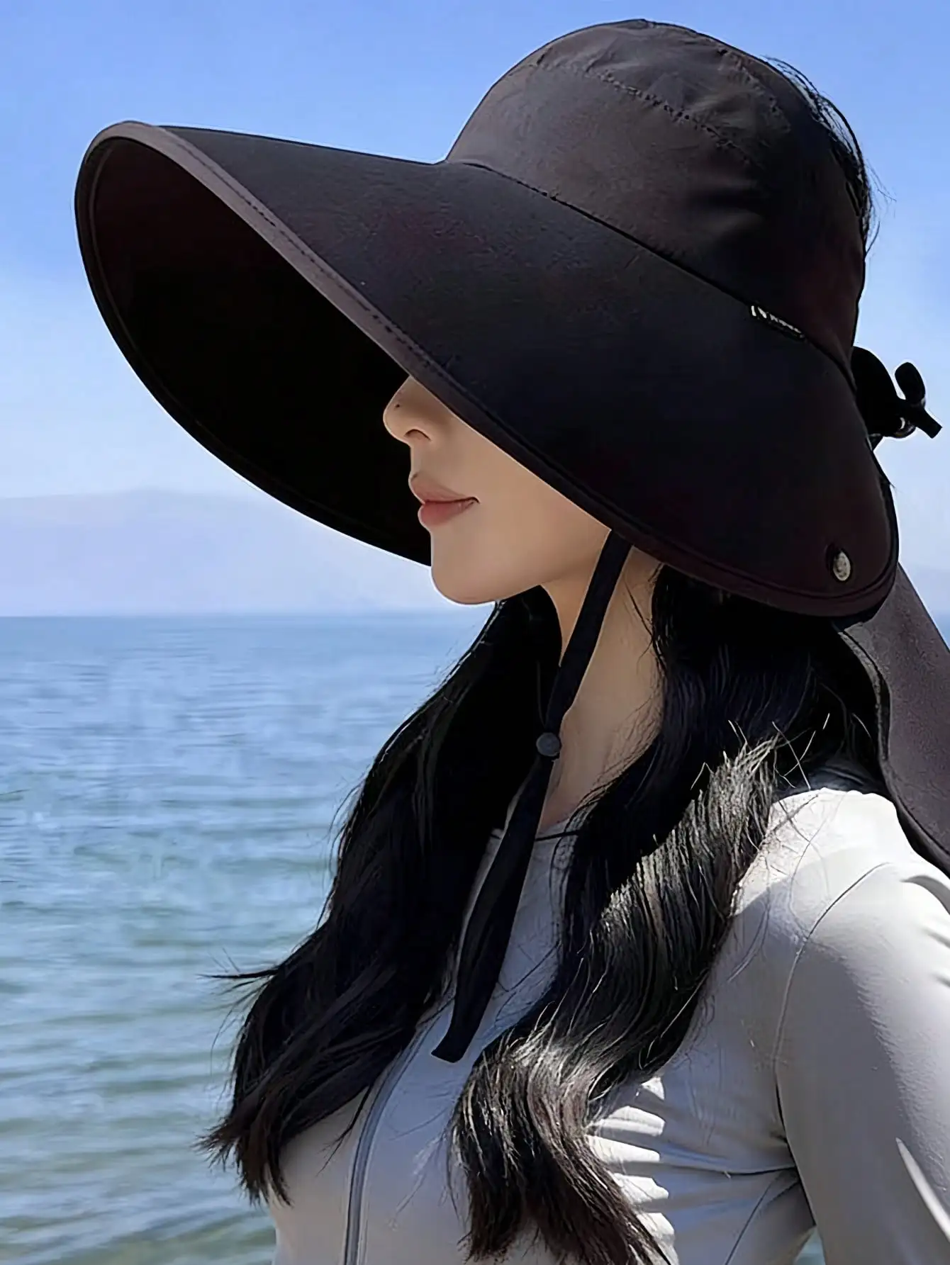 1. A fashionable wide-brimmed sun hat with an adjustable chin strap. Compact and foldable hat, suitable for travelers and hikers. Simple beach hat, suitable for outdoor camping and summer activities.