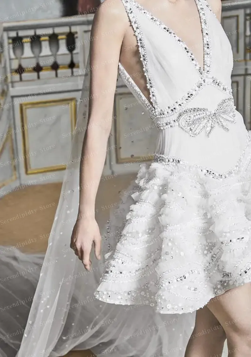 Elegantes weißes Hochzeits kleid V-Ausschnitt Pailletten Perlen Mini Länge Party kleid gekräuselte Abendkleider mit Schleife maßge schneiderte Braut gehen