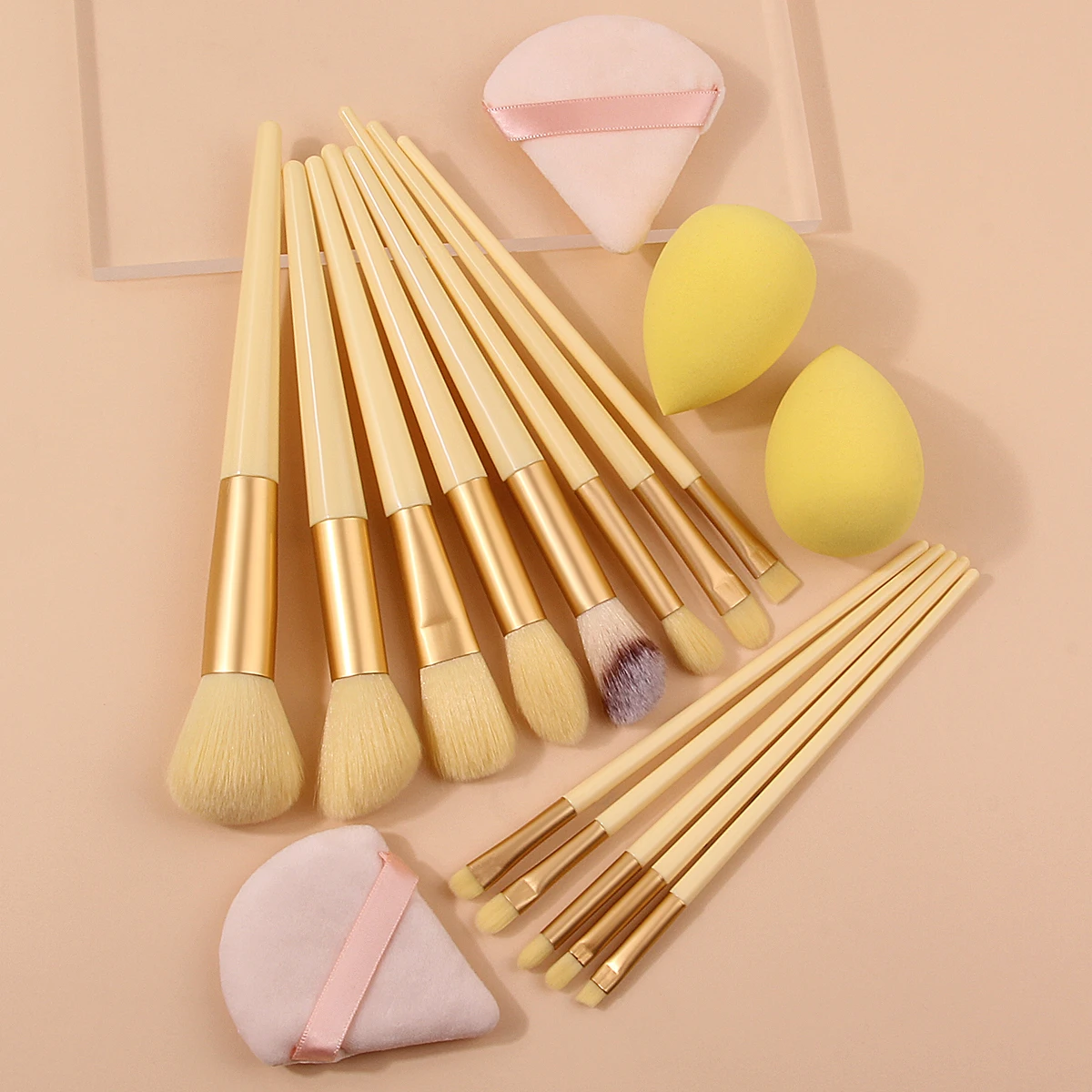 Ensemble de 13 pinceaux de maquillage portables à poils souples + 4 œufs de beauté en éponge, outils de maquillage professionnels triangulaires pour bouffées de poudre