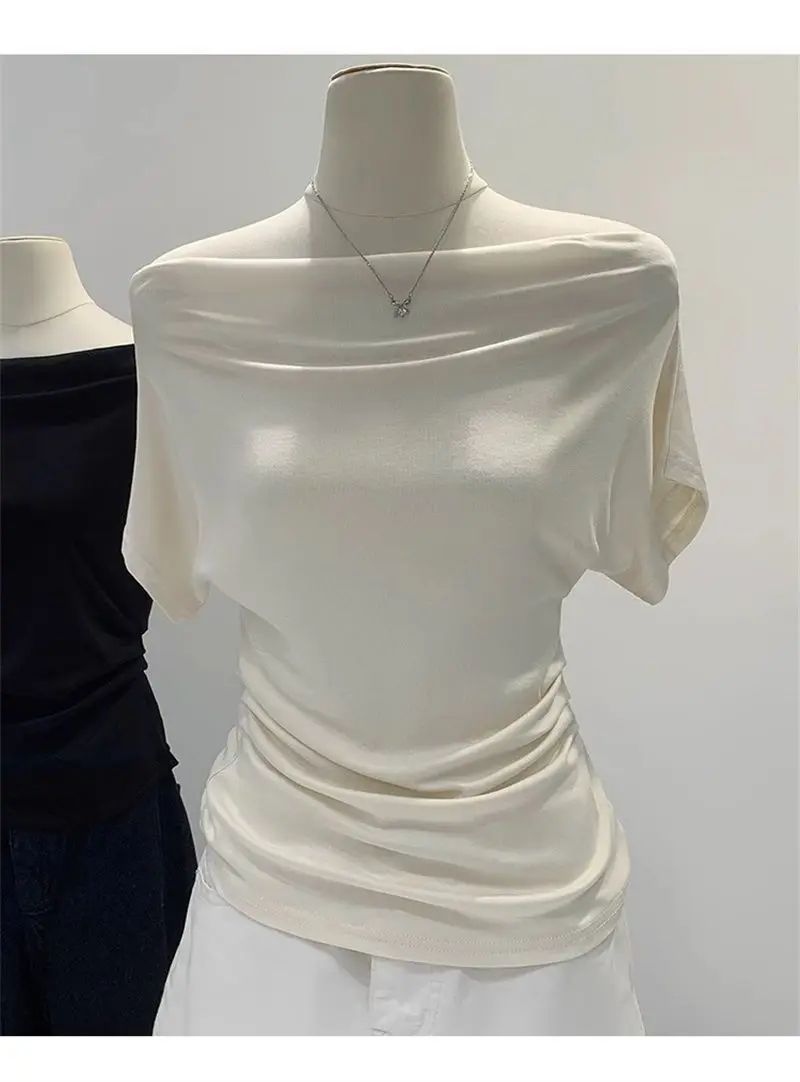 Sommerliches, schwarzes Damen-T-Shirt mit einem Schulterträger, kurzen Ärmeln, im koreanischen Stil, figurbetont, mit freiem Schulterbereich, modisch. – Detail 5