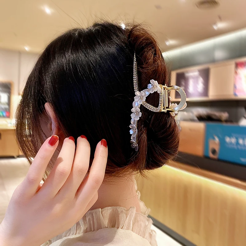 Women Simple Metal Rhinestone Flowers Hollow Geometric Hair Claw Elegant Bath Crab Clip Fashion Girl Headwear Hair Accessories