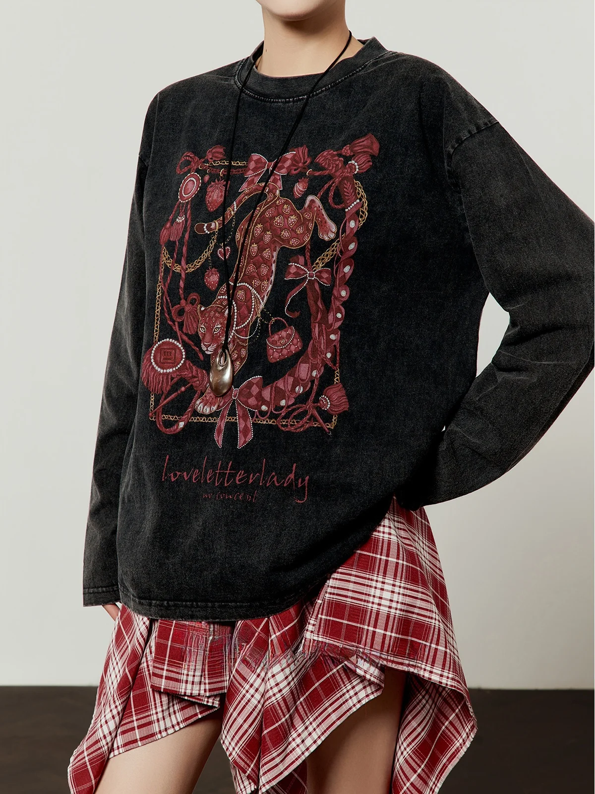 

Новая женская весенняя футболка свободного кроя с круглым вырезом, с красным леопардовым принтом, повседневная модная модель с длинным рукавом