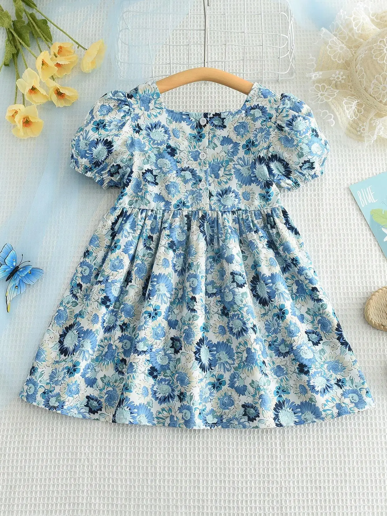 

Женское летнее платье синего цвета с цветочным принтом, квадратным вырезом и пышными рукавами