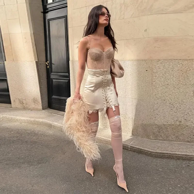Eleganter Damen-Satin-Minirock mit Schnürung vorne, hoher Taille und Spitzenbesatz, Damenrock für den Sommer 2026, vielseitig kombinierbar für Party- und Clubwear. – Detail 4