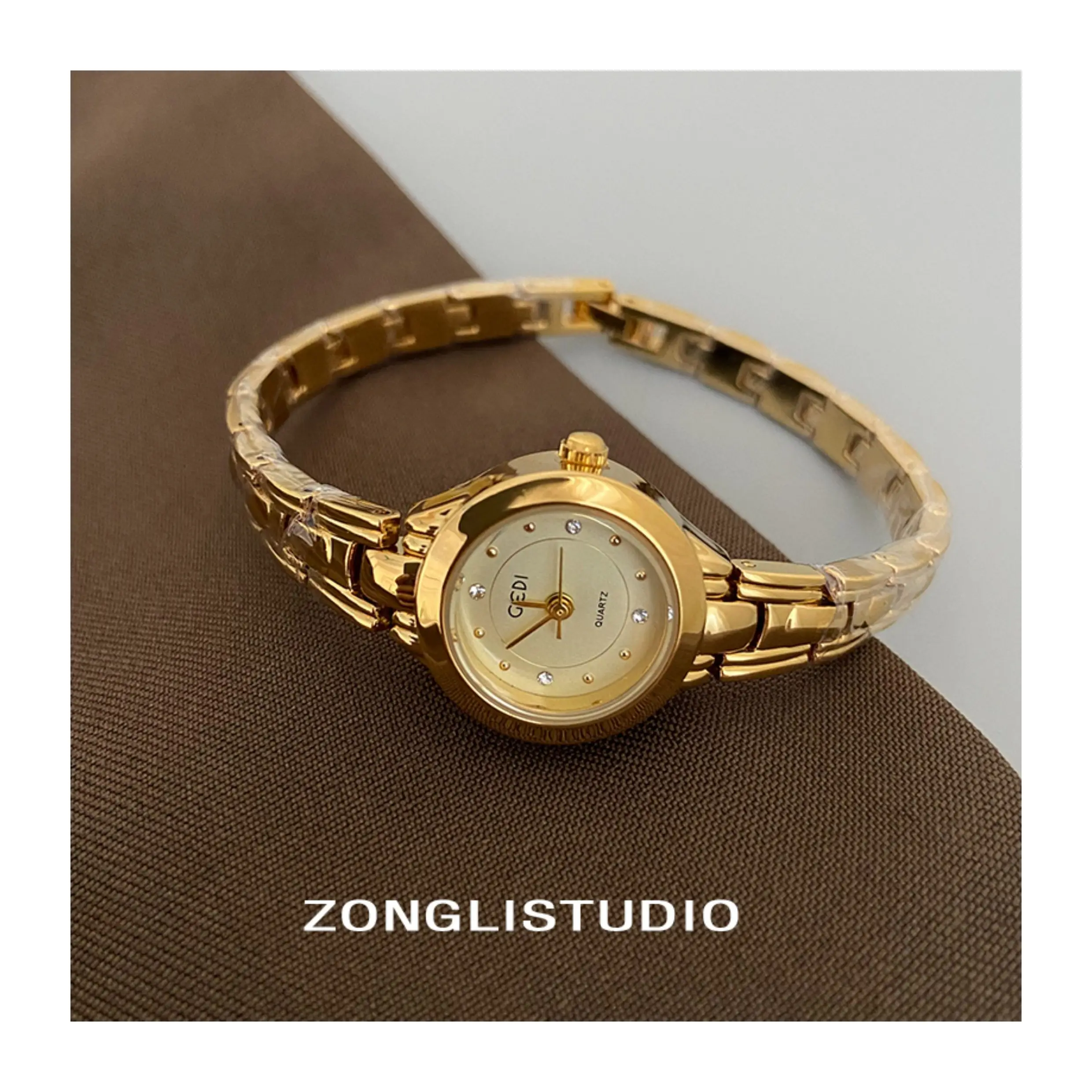 

Новый дизайнЖенские часы Простой и элегантный маленький круглый циферблат с ремешком-цепочкой Модный компактный и изысканный Подходит для студентов.