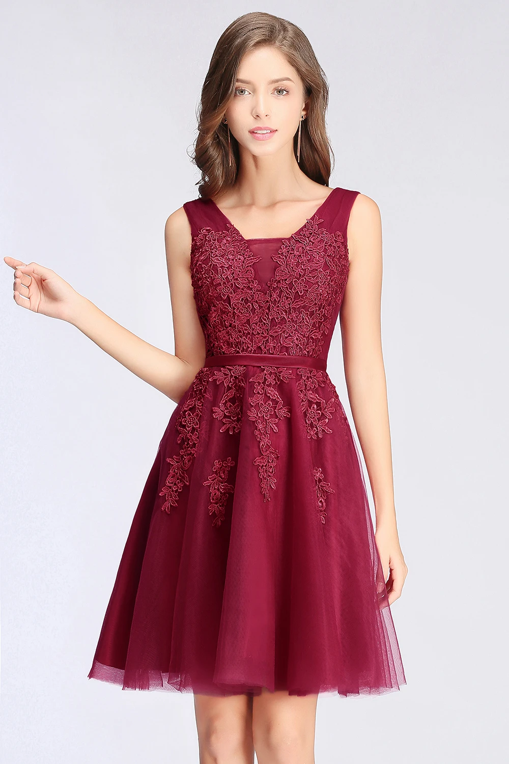 Burgundy Tulle Short Evening Dresses Sexy Women V  Neck Sleeveless Lace Applique A Line Backless Prom Party Gowns Cocktail Dress