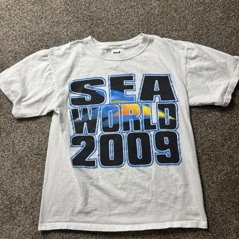 

Vtg Thrashed Seaworld 2009 T Shirt M Adult Shamu Dolphin Shark Killer Whale