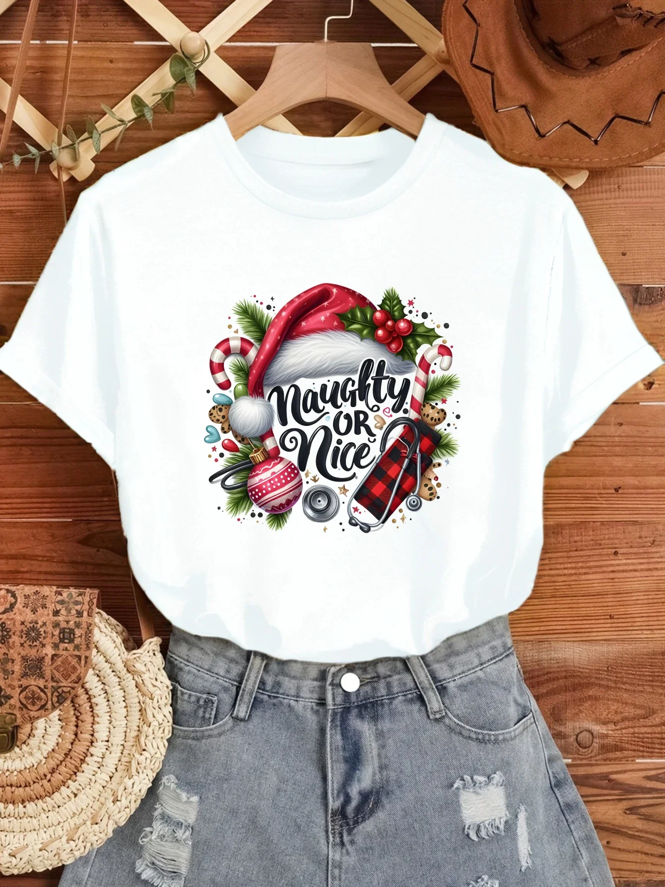 Kompleksowe nadruki graffiti na świątecznych czapkach, topach, damskich koszulkach z okrągłym dekoltem, codziennych letnich bawełnianych koszulkach z krótkim rękawem, koszulkach y2k.