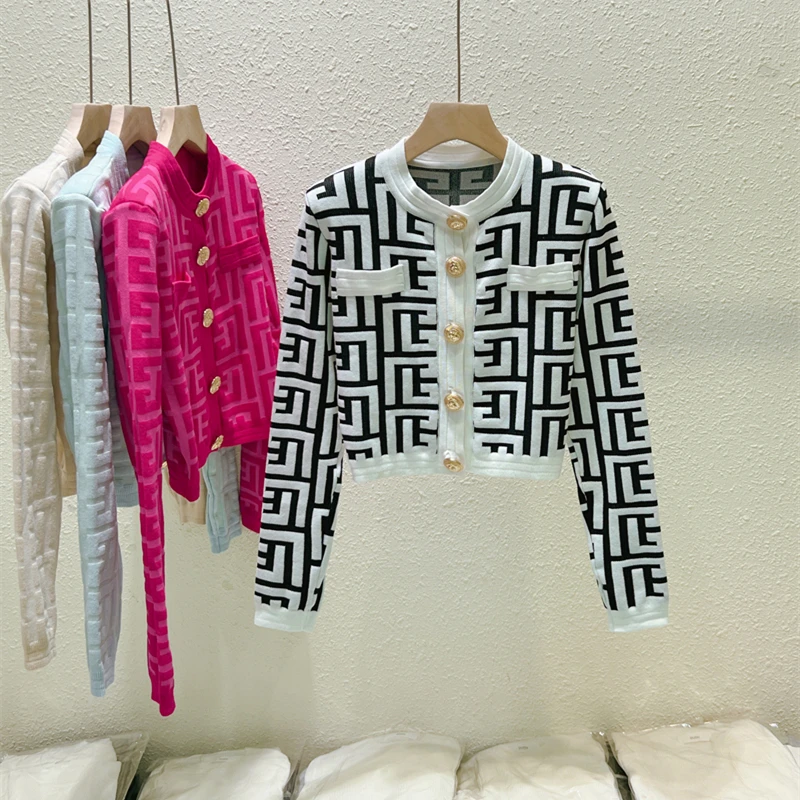 Cardigan en tricot avec lettre Jacquard pour femmes, de haute qualité, à la mode, Vintage, automne, boucle en métal, épaulettes, Cardigan, veste,