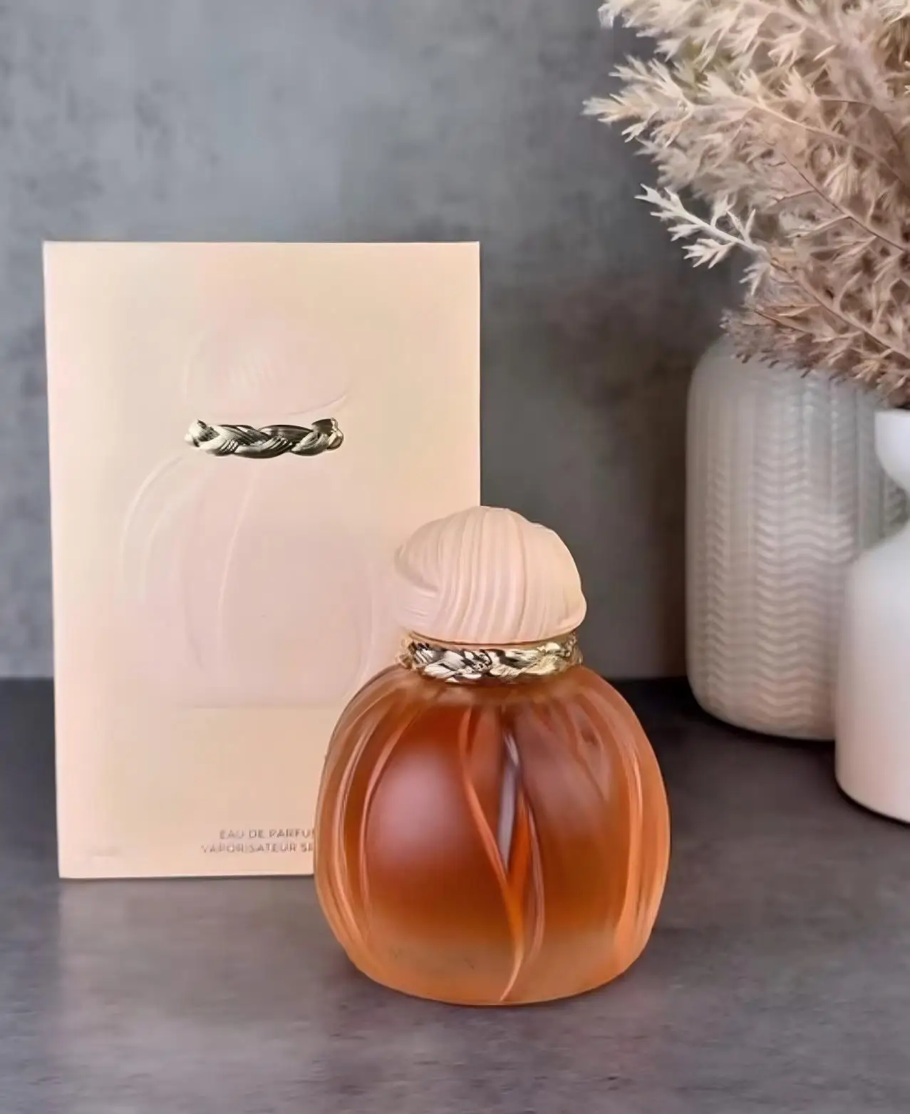 Eau de Parfum for Women - A warm vanilla scent, blended with the fragrances of musk, cedar, lavender, jasmine and orange blossom. Long-lasting and suitable for everyday wear.