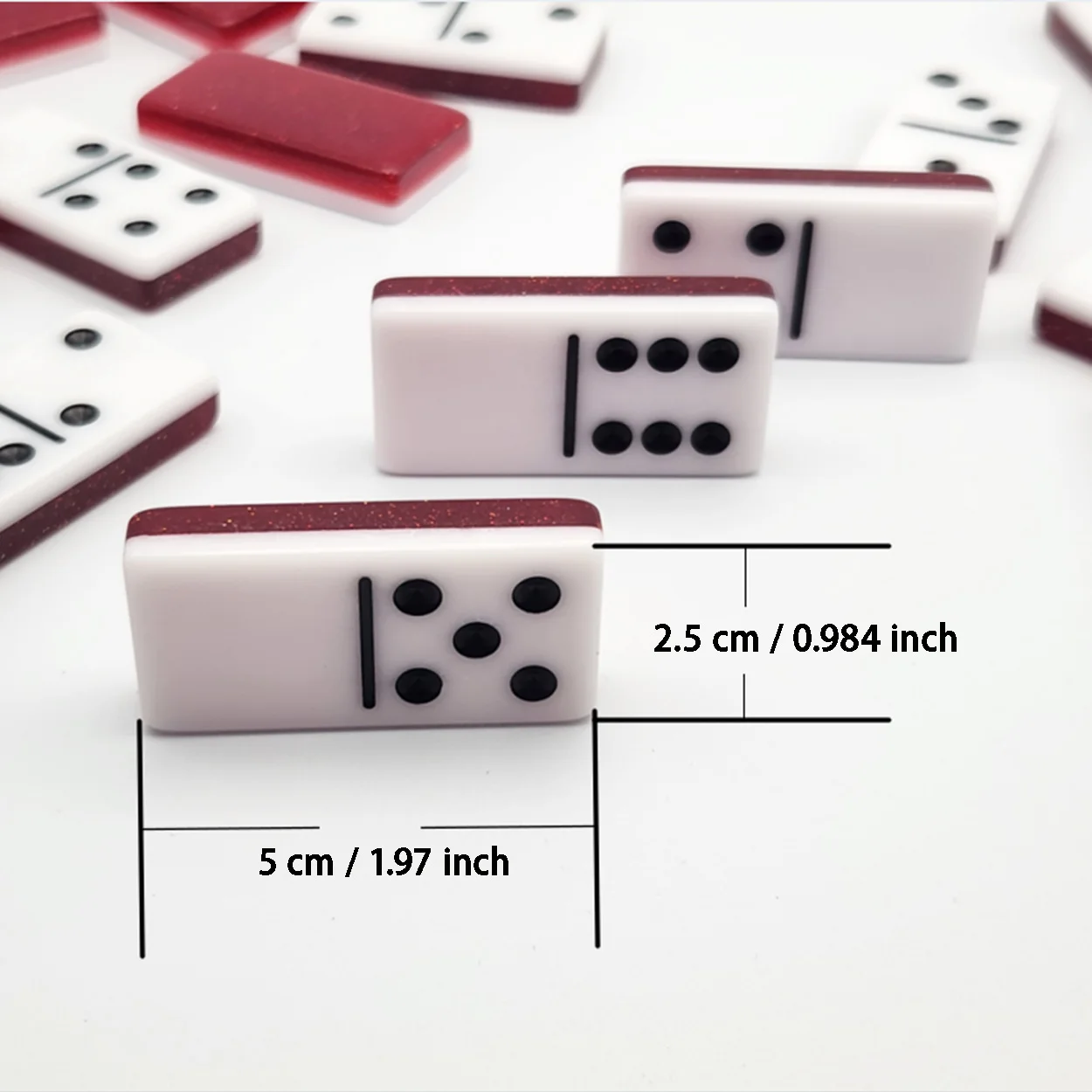 Ensemble de dominos durable double couche de 28 pièces avec devant noir et blanc et paillettes intégrées sur le dos, pratique et esthétiquement agréable, l'accessoire parfait pour les soirées de jeux en famille