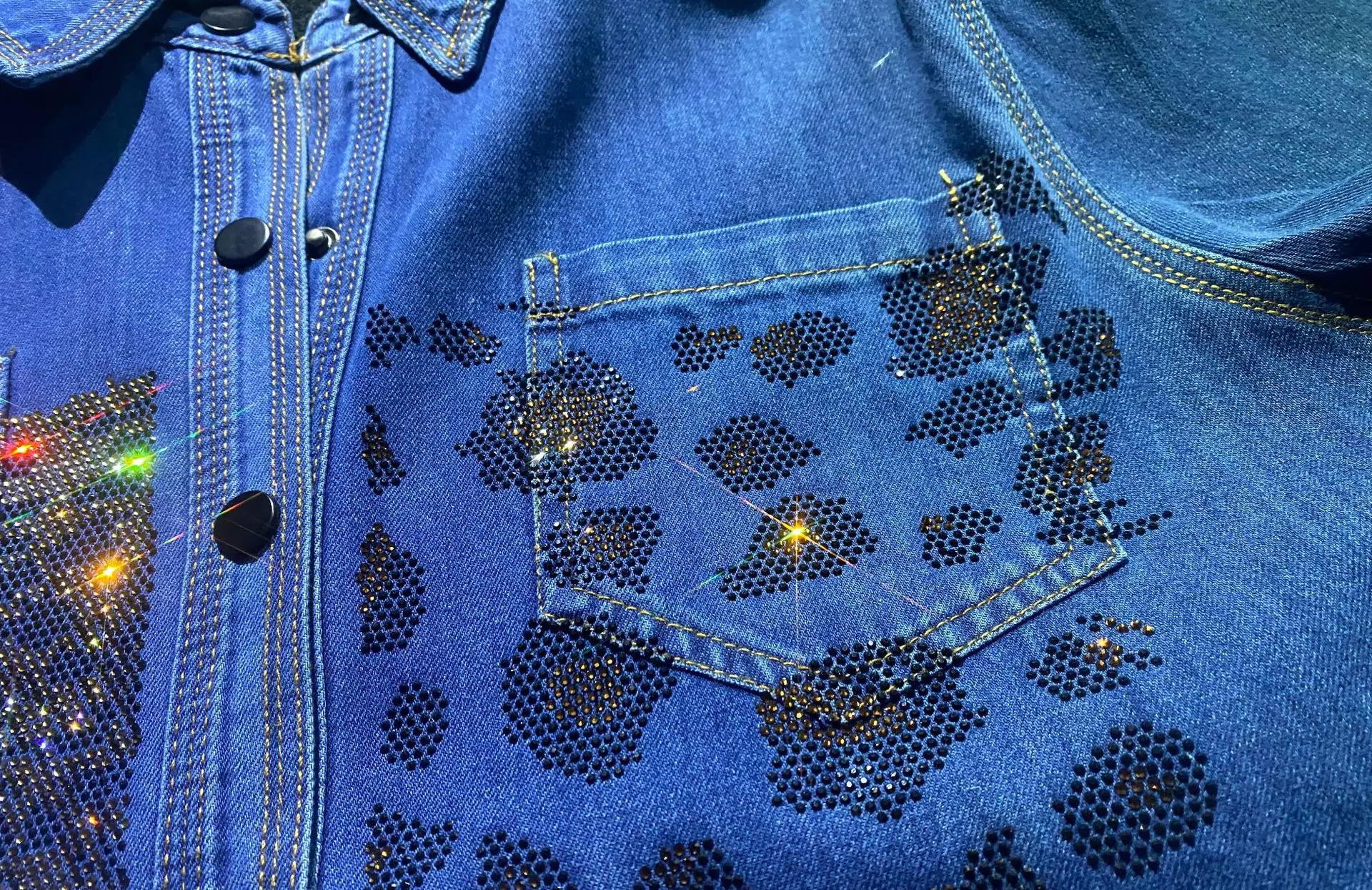 2025 Camisas vaqueras de manga larga con diamantes de leopardo, ropa de lana para mujer, blusa vaquera holgada de longitud media, costos Jahфточки Ж Jaya Ij??? Ijд Senin