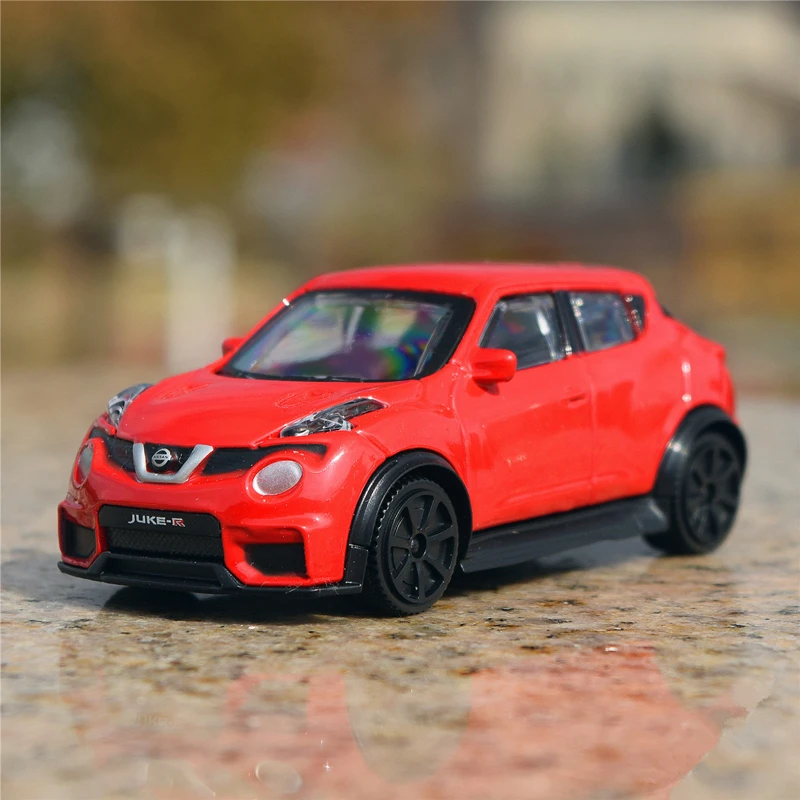 Bburago 1/43 نيسان JUKE SUV سبيكة سيارة نموذج ديكاست المعادن لعبة نموذج سيارة صغيرة محاكاة جمع ألعاب أطفال هدية الديكور