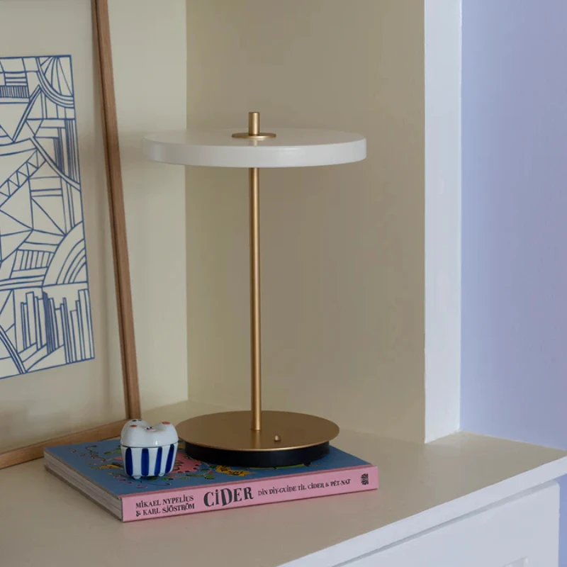 Modern LED Table Lamp Minimalist Black White Iron Lights for Bar Bedroom Bedside Study Living Room Indoor Lighting Fixtures