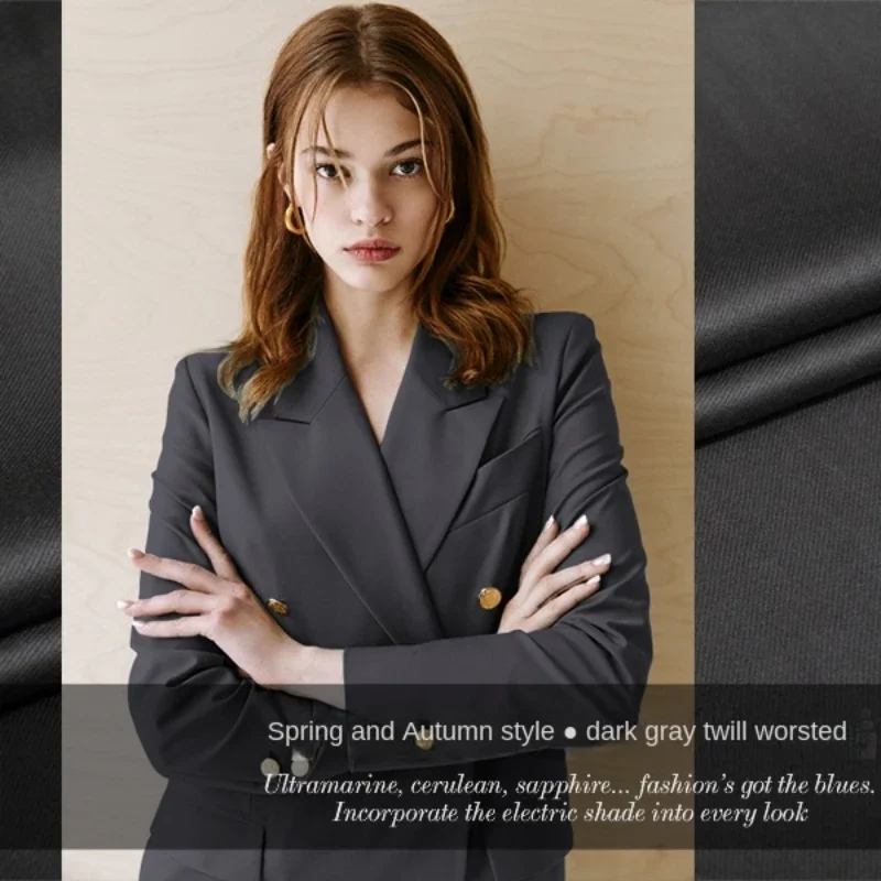 

Шерстяная ткань Темно-серая саржа Камвольный материал Весна Осень Драпированная юбка Тренч Ткани Брендовый модный дизайн Оптовая ткань