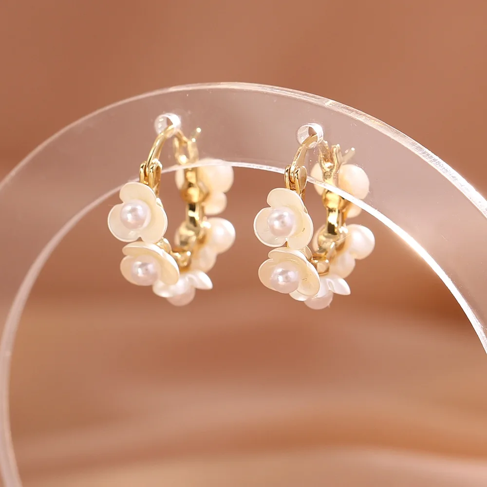 

Fashionable, exquisite and high-end pearl flower earrings niche design earrings for women, elegant and versatile earrings