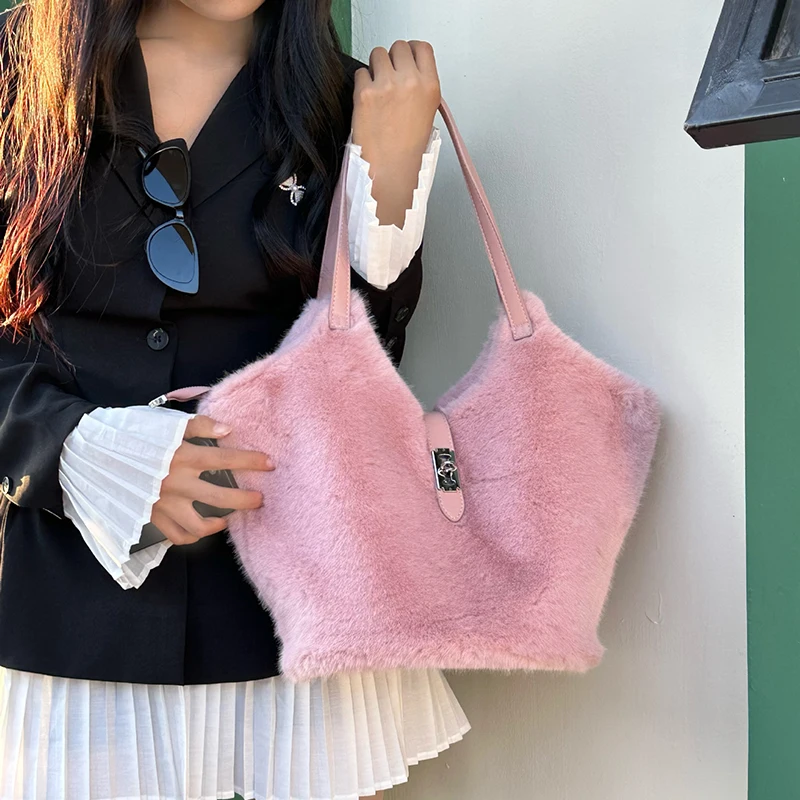 

Luxury Soft Half Moon Bag New Plush Handbag for Autumn and Winter Faux Fur Underarm Bag Cute Lockable Single-shoulder Bag