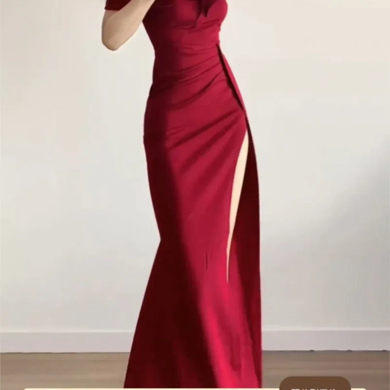 Hepburn Red Dress Will Temperament Youthful-Looking and Slimming