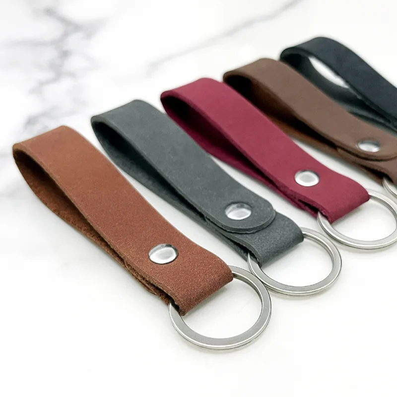Retro personalisierte Wildleder-Schlüsselanhänger, individuelles Logo-Schlüsselanhänger, blanko, mattiertes Leder, lasergravierter Auto-Schlüsselanhänger für Männer und Frauen