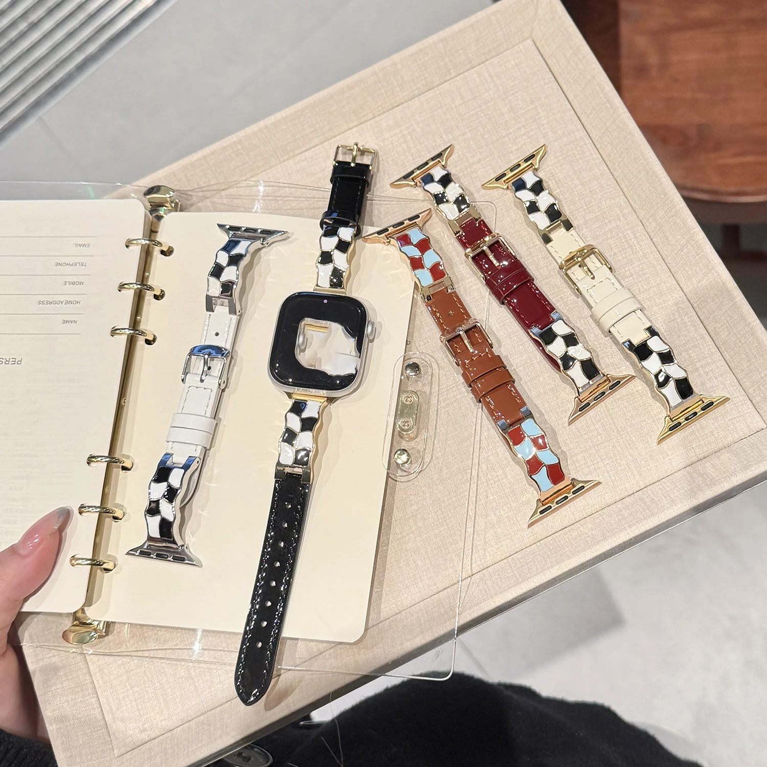 

Ремешок в клетку с цветовыми блоками в стиле Light Luxury для всех серий Apple Watch S11, S10, 46/42/44-38 мм. Премиальный ремешок для iWatch SE/8/9/Ultra.