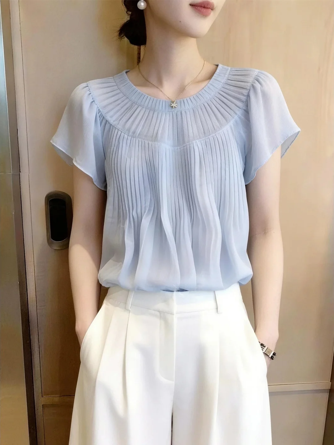 

Commute Fashionable Short Sleeve Shirt Women's Overhead Design Sensation Straight Korean Style Silk Top Summer 2026