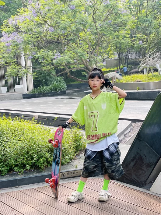 

Детский танцевальный костюм в стиле хип-хоп, красочная футболка для мальчиков, свободные джинсовые брюки, комплект одежды для девочек в стиле K-pop, уличная одежда, джазовый комплект одежды