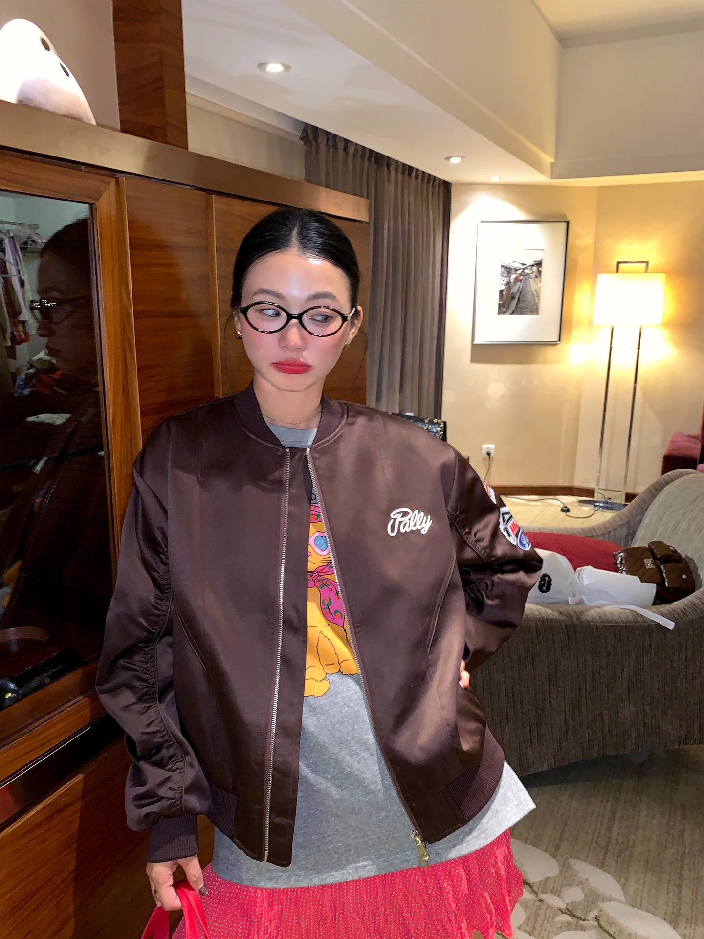 

Женская новинка 2025, осенняя бейсбольная куртка со швами, свободный дизайн, повседневная теплая верхняя одежда из полиэфирного волокна Long Sve