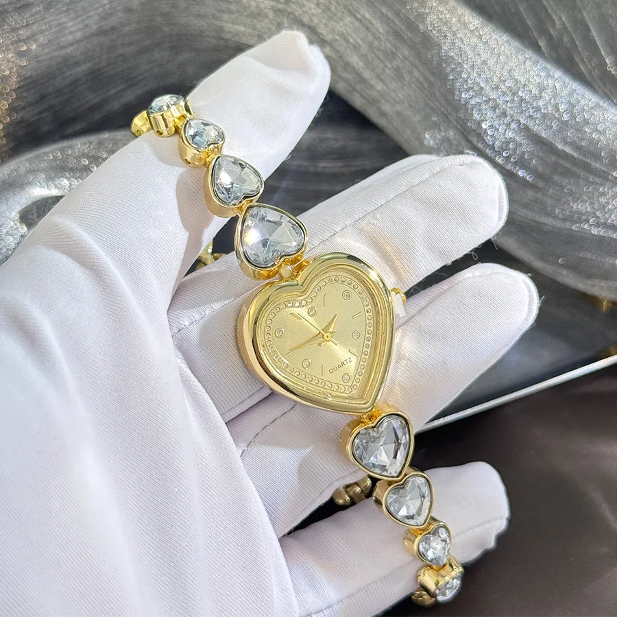 Fashionable Women's Watch Round Love Jewelry Bracelet Set with Love Shaped Zircon Bracelet Watch