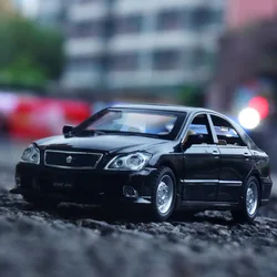 1:32 Toyota Crown Alloy Car Model diecast & Toy Vehicles Metal Toy Car Model simulazione Sound Light Collection regalo per bambini F402