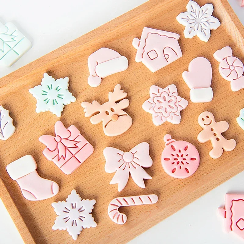 New Mini Christmas Cookie Cutter Mold Cartoon Gingerbread Man Holly Leaf Snowflake Fondant Biscuit Cutter Baking Cake Decorating