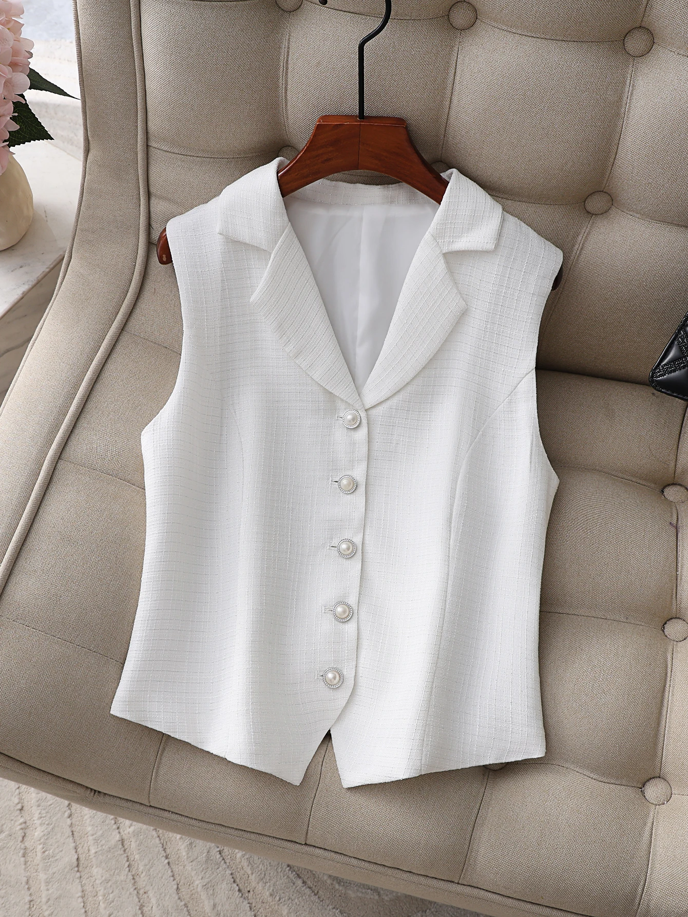 سترة تويد بيضاء أنيقة للنساء، سترة بدون أكمام على الطراز الكوري مع أزرار لؤلؤية أنيقة، بلوزة للسيدات للمكتب للربيع والصيف #1